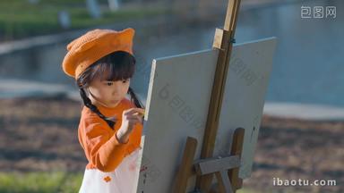 可爱的小女孩在户外画画